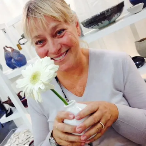Our featured artist, Betsey Carter, creates handcrafted pottery meant to be lived with & loved. She blends clean, contemporary forms with centuries-old techniques, crafting pieces that are both functional & meaningful. Her work reflects a belief that the objects in our lives should be both useful & beautiful. (How “&”!) Betsey Carter